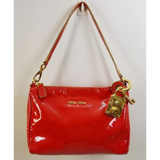 miumiu(ミュウミュウ)のmiu miu ミュウミュウ エナメル ハンドポーチ 鍵チャーム レディースのバッグ(ハンドバッグ)の商品写真