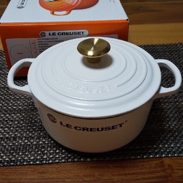 LE CREUSET(ルクルーゼ)の新品！ル・クルーゼココット18㎝【コットン  ゴールドつまみ】 インテリア/住まい/日用品のキッチン/食器(鍋/フライパン)の商品写真