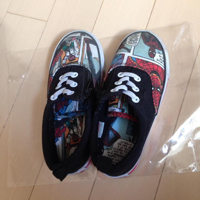 H&M(エイチアンドエム)のスパイダーマン スニーカー  キッズ/ベビー/マタニティのキッズ靴/シューズ(15cm~)(スニーカー)の商品写真