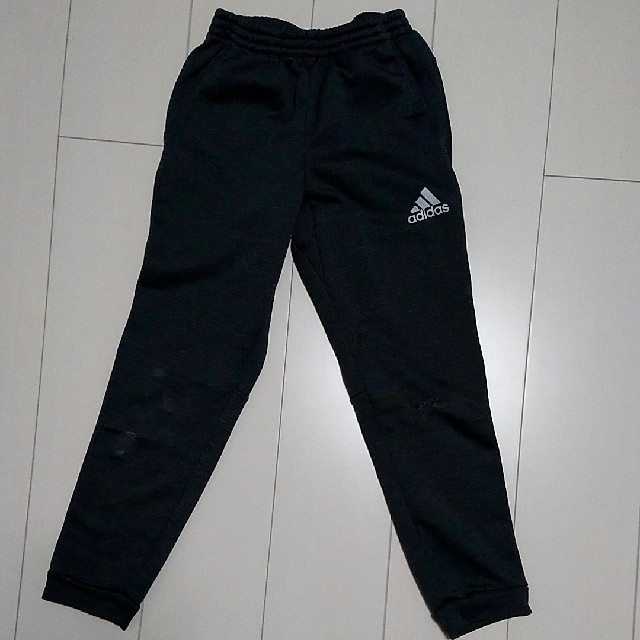 adidas(アディダス)のアディダス スウェットパンツ グレー140 キッズ/ベビー/マタニティのキッズ服男の子用(90cm~)(パンツ/スパッツ)の商品写真