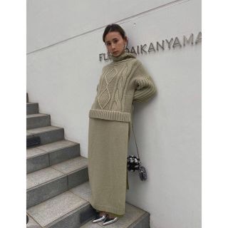 アメリヴィンテージ(Ameri VINTAGE)の【新品未使用タグ付】LONG SLIT CABLE KNIT TOP ピスタチオ(ニット/セーター)