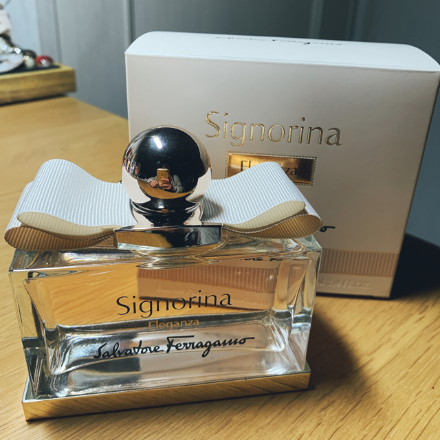 Salvatore Ferragamo(サルヴァトーレフェラガモ)のサルヴァトーレ フェラガモ　シニョリーナ エレガンツァ EDP 100ml コスメ/美容の香水(香水(女性用))の商品写真