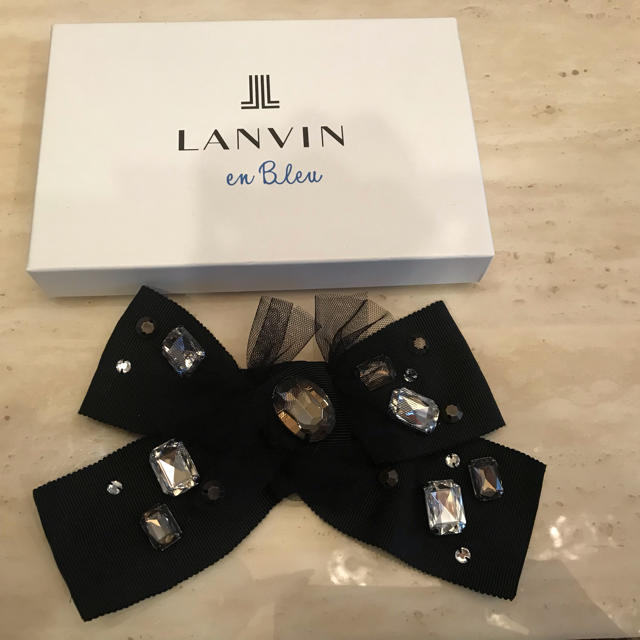 LANVIN en Bleu(ランバンオンブルー)のLANVIN en Blue リボンブローチ レディースのアクセサリー(ブローチ/コサージュ)の商品写真