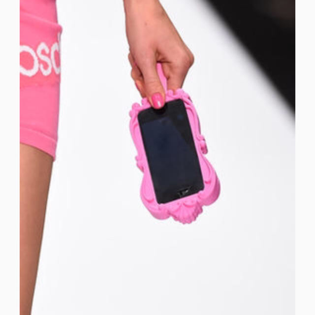 MOSCHINO(モスキーノ)のモスキーノ iPhone6ケース スマホ/家電/カメラのスマホアクセサリー(モバイルケース/カバー)の商品写真