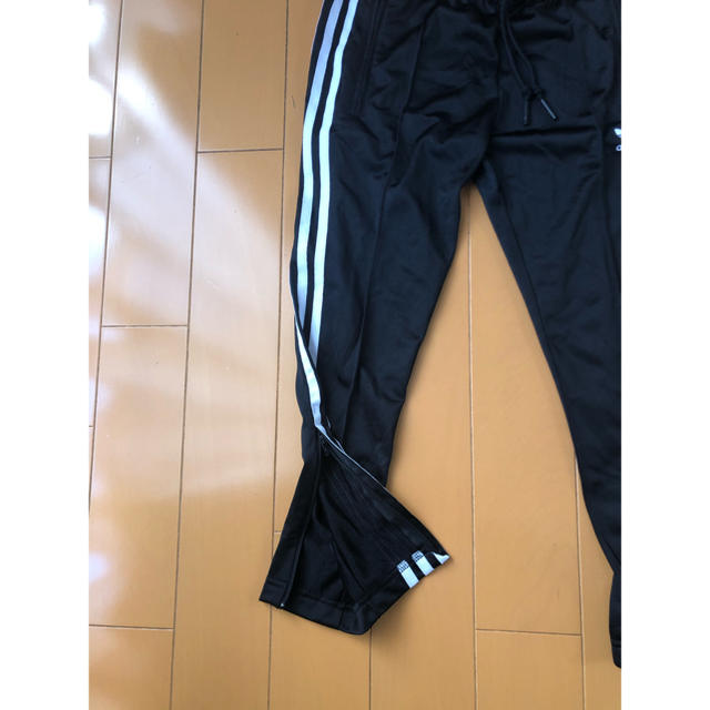 adidas(アディダス)の新品　アディダス  三本ライン　黒　Ｍ クロップドパンツ　サイドファスナー レディースのパンツ(カジュアルパンツ)の商品写真