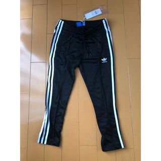 アディダス(adidas)の新品　アディダス  三本ライン　黒　Ｍ クロップドパンツ　サイドファスナー(カジュアルパンツ)