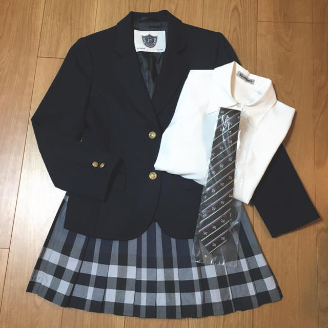 美品定価5万円以上！制服4点セット Burberry CONOMi ディズニーのサムネイル