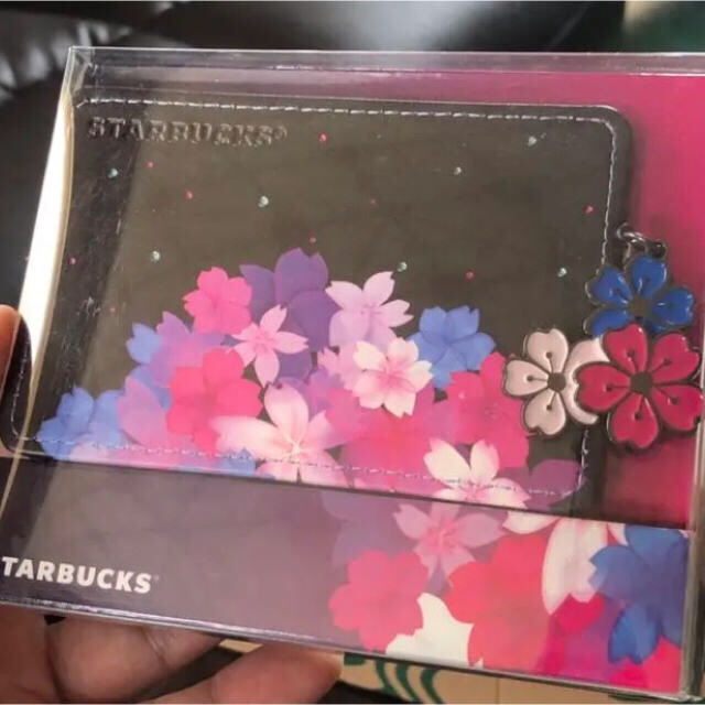 Starbucks Coffee(スターバックスコーヒー)のレア　海外スタバ　定期入れ　ネームプレート　夜桜2019 新品未使用 レディースのファッション小物(名刺入れ/定期入れ)の商品写真