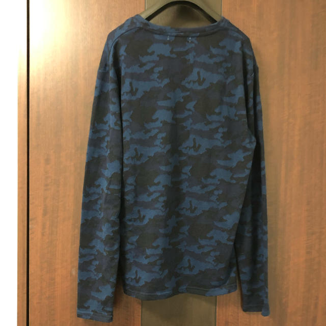 黒×ブルー迷彩長袖VネックTシャツ メンズのトップス(Tシャツ/カットソー(七分/長袖))の商品写真