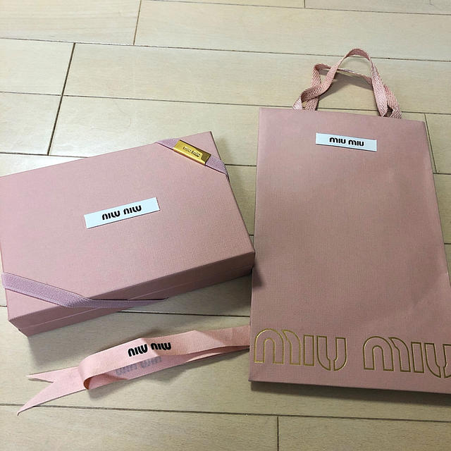miumiu(ミュウミュウ)のmiumiu 空箱、紙袋、リボン、ベルト4点 レディースのバッグ(ショップ袋)の商品写真