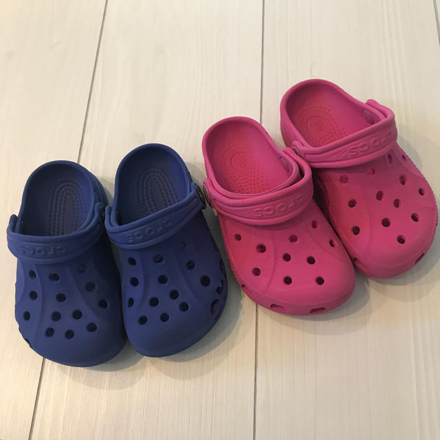 crocs(クロックス)のcrocs   キッズ/ベビー/マタニティのキッズ靴/シューズ(15cm~)(サンダル)の商品写真