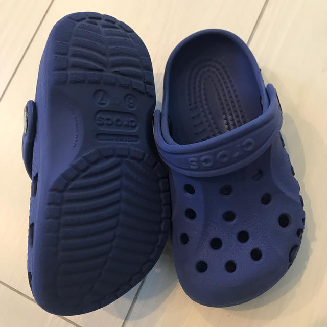 crocs(クロックス)のcrocs   キッズ/ベビー/マタニティのキッズ靴/シューズ(15cm~)(サンダル)の商品写真