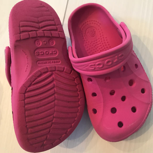 crocs(クロックス)のcrocs   キッズ/ベビー/マタニティのキッズ靴/シューズ(15cm~)(サンダル)の商品写真