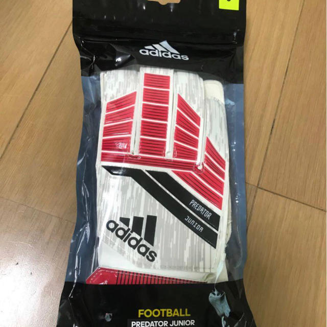 adidas(アディダス)のアディダス　Jr. キーパーグローブ　6号　プレデター  少年ジュニア3289円 スポーツ/アウトドアのサッカー/フットサル(その他)の商品写真