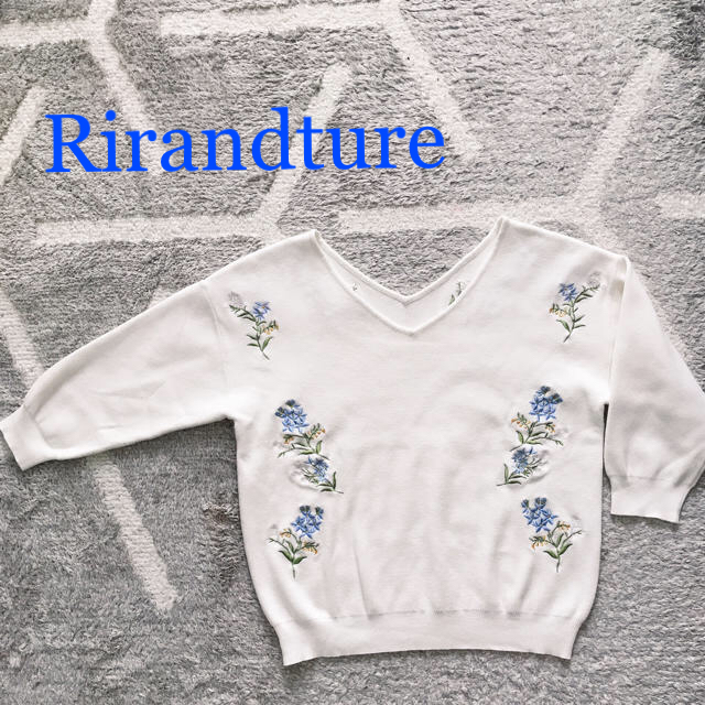 Rirandture(リランドチュール)のリランドチュール  刺繍ニット 白 Ｖネック レディースのトップス(ニット/セーター)の商品写真