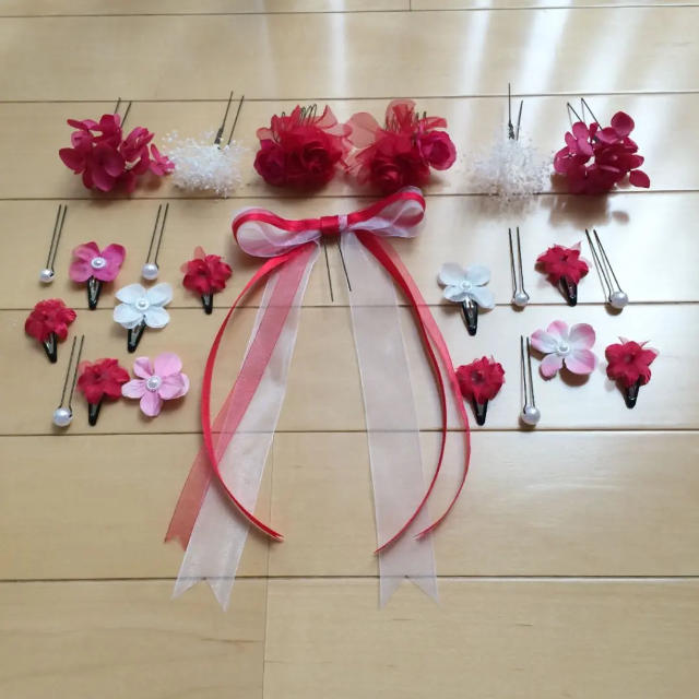 ラプンツェルハーフアップ髪飾り♡赤♡かすみ草の通販 by ❀mi ラプンツェルハーフアップ髪飾り♡赤♡かすみ草の通販 by ❀mi