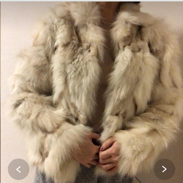 ファージャケット　コート　アイボリーベージュ レディースのジャケット/アウター(毛皮/ファーコート)の商品写真