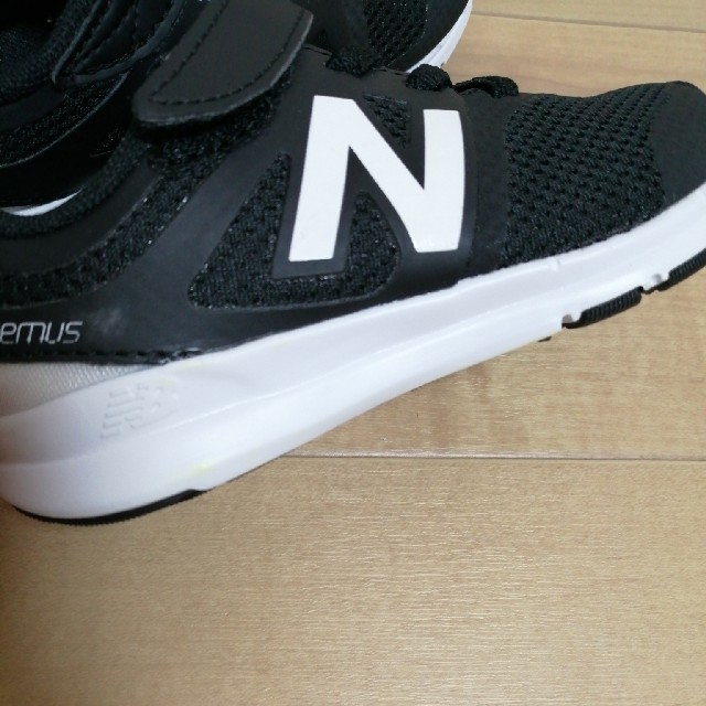 New Balance(ニューバランス)のNBスニーカー 15.5cm キッズ/ベビー/マタニティのキッズ靴/シューズ(15cm~)(スニーカー)の商品写真