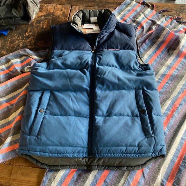 patagonia(パタゴニア)の新品未使用　パタゴニア　リバーシブル・ビビー・ダウンベスト　XS メンズのジャケット/アウター(ダウンベスト)の商品写真