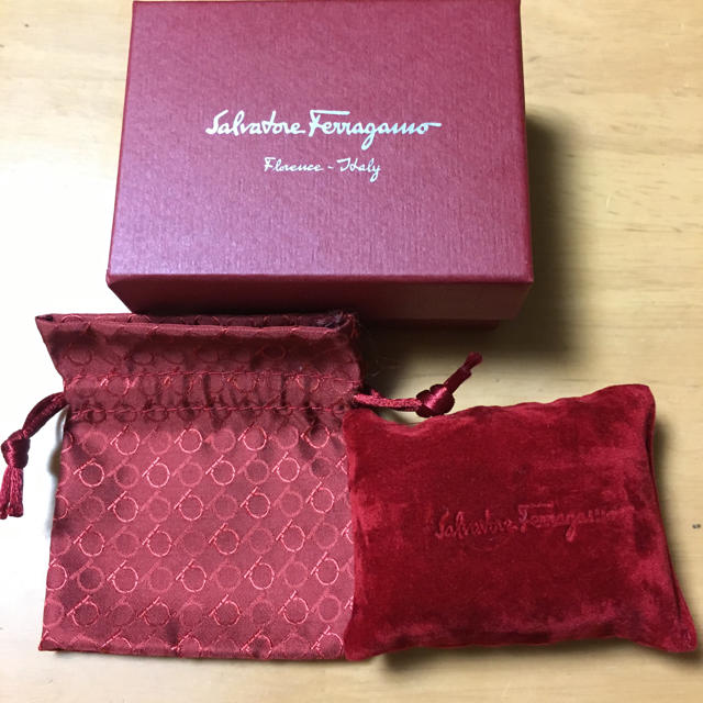 Salvatore Ferragamo(サルヴァトーレフェラガモ)のフェラガモ バングルケース他 レディースのバッグ(ショップ袋)の商品写真