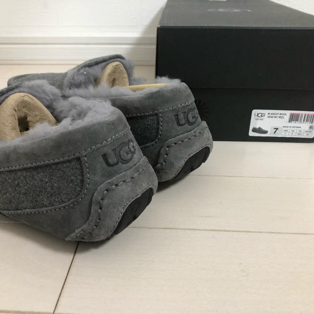 UGG(アグ)の【Rei様専用】25.0 UGG アスコット　メンズ　モカシン  メタル メンズの靴/シューズ(スリッポン/モカシン)の商品写真