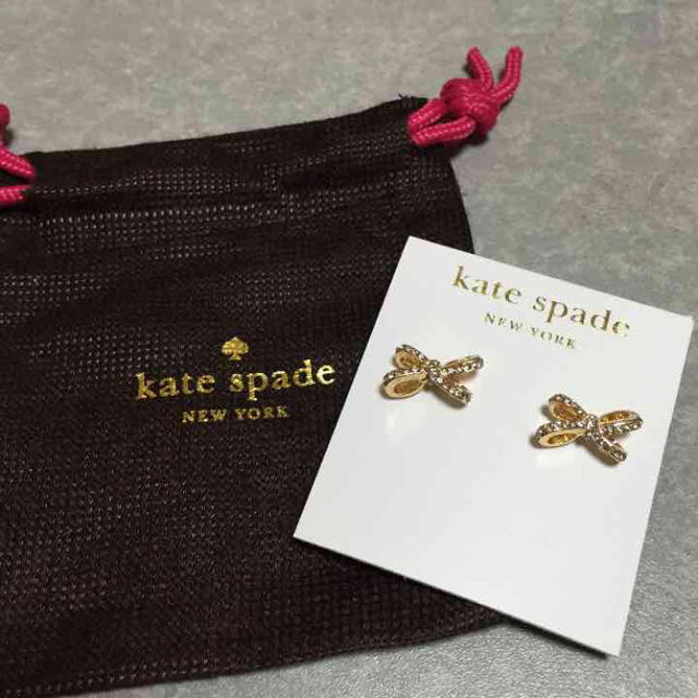 kate spade new york(ケイトスペードニューヨーク)の新品 ケイトスペード リボン ピアス メンズのアクセサリー(ピアス(両耳用))の商品写真