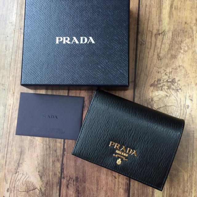 PRADA(プラダ)の新品 プラダ 縦サフィアーノ 折り財布 204 ブラック 再入荷✨✨ レディースのファッション小物(財布)の商品写真