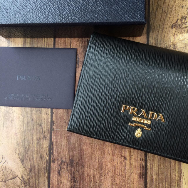 PRADA(プラダ)の新品 プラダ 縦サフィアーノ 折り財布 204 ブラック 再入荷✨✨ レディースのファッション小物(財布)の商品写真