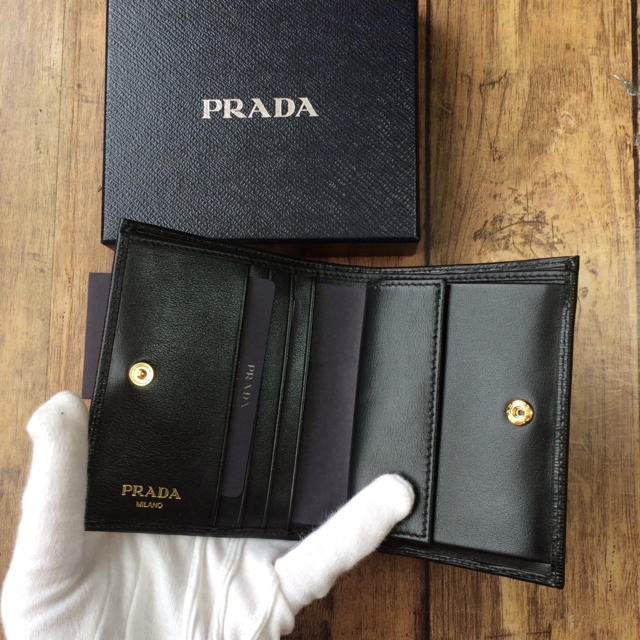 PRADA(プラダ)の新品 プラダ 縦サフィアーノ 折り財布 204 ブラック 再入荷✨✨ レディースのファッション小物(財布)の商品写真