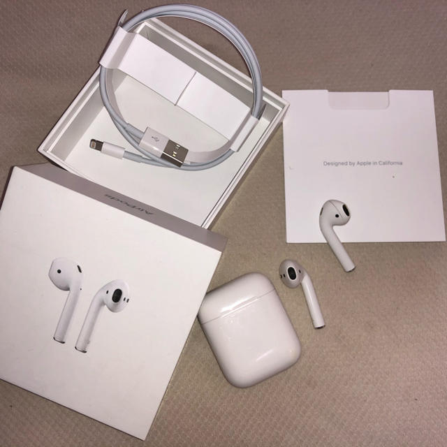 Apple(アップル)のairpods  スマホ/家電/カメラのオーディオ機器(ヘッドフォン/イヤフォン)の商品写真