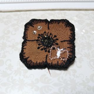 ミナペルホネン(mina perhonen)のanemone ブローチ 蝶の刺繍(ブローチ/コサージュ)