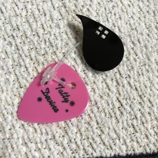 ザラ(ZARA)のtatty devine しずく型ブローチ 黒 ドロップ drop ピン(ブローチ/コサージュ)