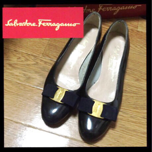 Salvatore Ferragamo(サルヴァトーレフェラガモ)の正規フェラガモヴァラパンプスブラック  レディースの靴/シューズ(ハイヒール/パンプス)の商品写真