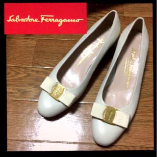 フェラガモ(Ferragamo)の正規フェラガモヴァラパンプスホワイト(ハイヒール/パンプス)