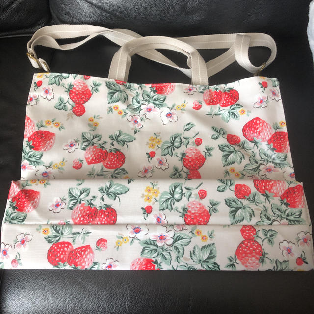 Cath Kidston(キャスキッドソン)の新品未使用　キャスキッドソン♡ワイルドストロベリー　トートバッグ レディースのバッグ(トートバッグ)の商品写真