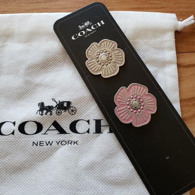 COACH(コーチ)のCOACHピンバッチ レディースのアクセサリー(ブローチ/コサージュ)の商品写真