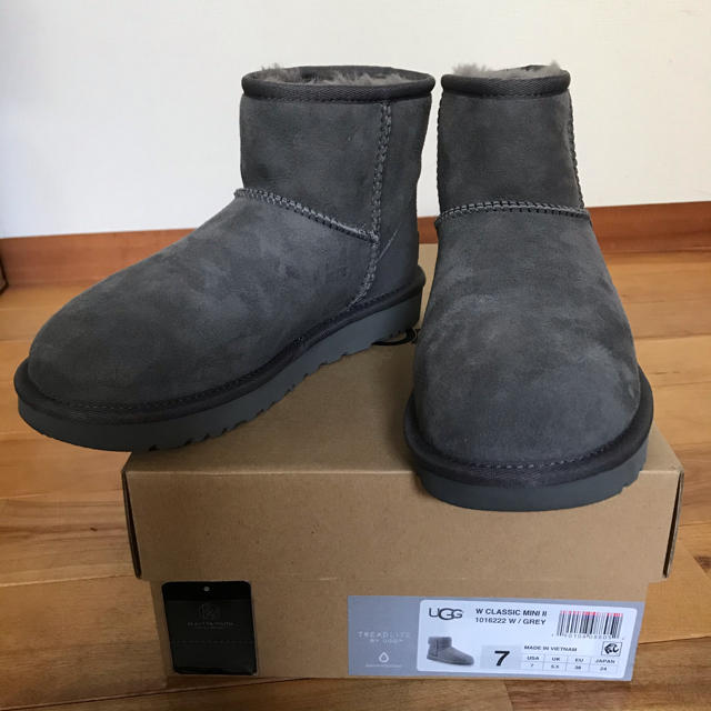 UGG(アグ)の【専用】UGG クラシックミニ2 グレー 24 レディースの靴/シューズ(ブーツ)の商品写真