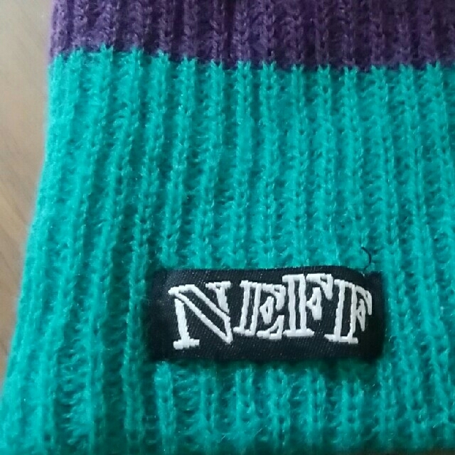 Neff(ネフ)のNEFF 緑×紫×灰色の太めボーダー柄　ニット帽 レディースの帽子(ニット帽/ビーニー)の商品写真