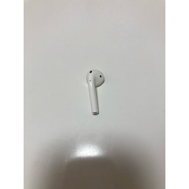 Apple(アップル)のAirPods   右イヤホン スマホ/家電/カメラのオーディオ機器(ヘッドフォン/イヤフォン)の商品写真