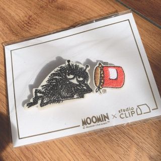 スタディオクリップ(STUDIO CLIP)のMoomin × studio CLIP  スティンキー 刺繍ブローチ(ブローチ/コサージュ)