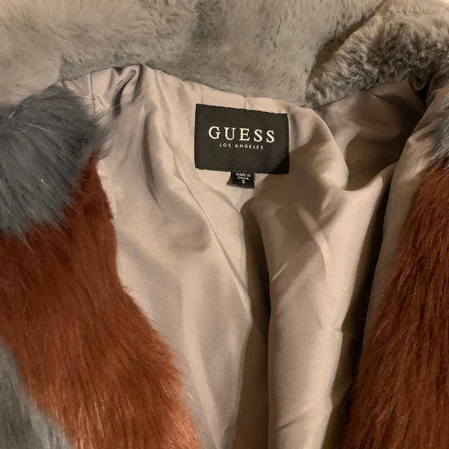 GUESS(ゲス)のIZONETWO様専用guessファーコート レディースのジャケット/アウター(毛皮/ファーコート)の商品写真