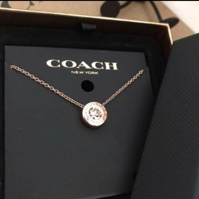 COACH(コーチ)のラスト　新品 COACH ネックレス ピンクゴールド レディースのアクセサリー(ネックレス)の商品写真