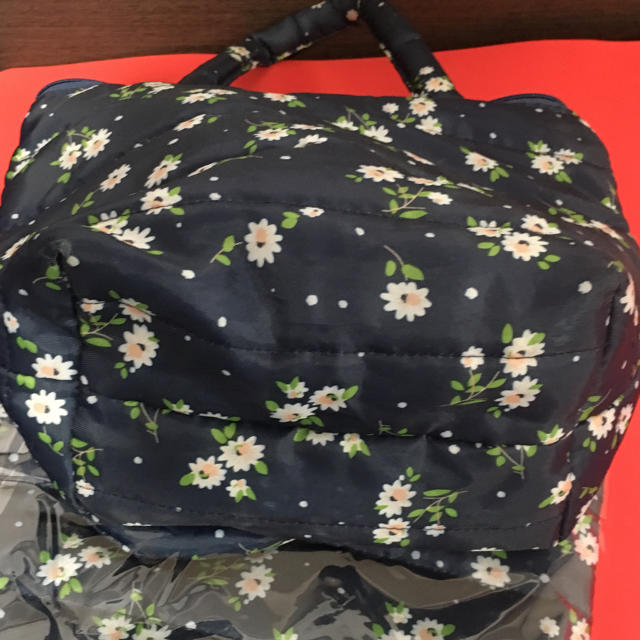 しまむら(シマムラ)の新品未使用　ふかふかトートバッグ、軽量、花柄 レディースのバッグ(トートバッグ)の商品写真