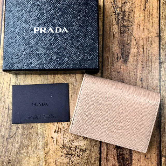 PRADA(プラダ)の新品 プラダ 縦サフィアーノ 折り財布 204 ベージュ　再入荷✨✨ レディースのファッション小物(財布)の商品写真