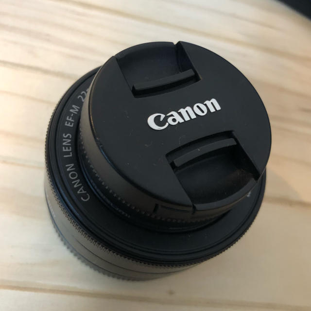 世界的に有名な Canon EF-M 22mm F2 STM レンズフード付き レンズ(単焦点)
