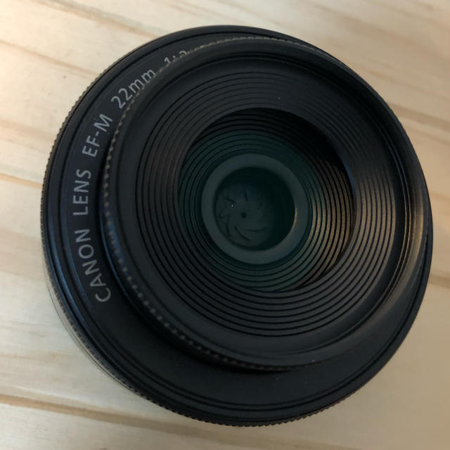 Canon(キヤノン)のCanon EF-M 22mm F2 STM レンズフード付き スマホ/家電/カメラのカメラ(レンズ(単焦点))の商品写真