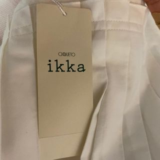 イッカ(ikka)のikka 新品未使用　白スカート(ひざ丈スカート)