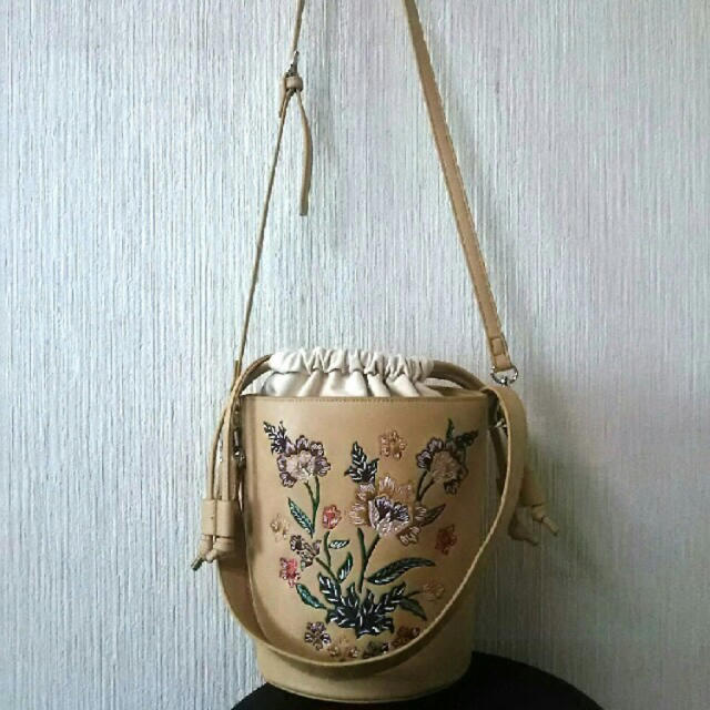 moussy(マウジー)のmoussy(マウジー) バケツ型 花柄刺繍 バッグ レディースのバッグ(ショルダーバッグ)の商品写真
