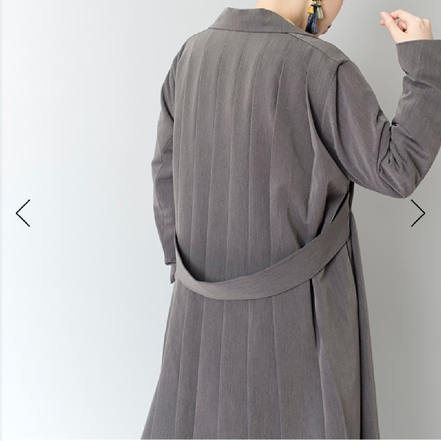 OSMOSIS(オズモーシス)のバックプリーツコート レディースのジャケット/アウター(ロングコート)の商品写真