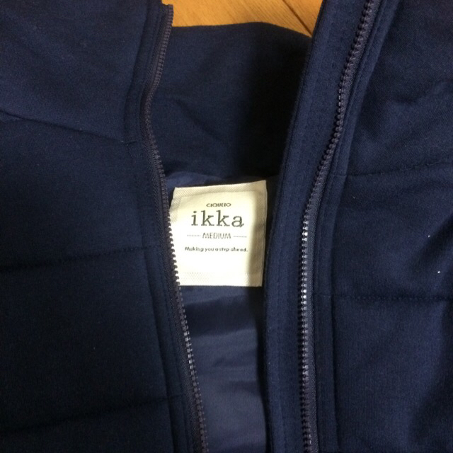 ikka(イッカ)のIKKAネイビーのベスト レディースのジャケット/アウター(ダウンベスト)の商品写真